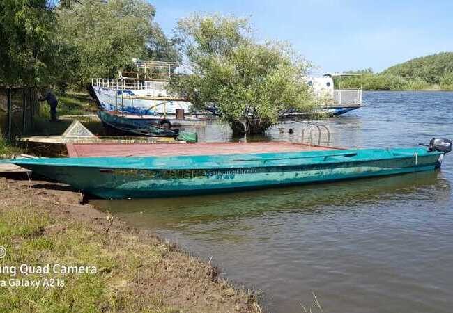 Лодки у причала базы