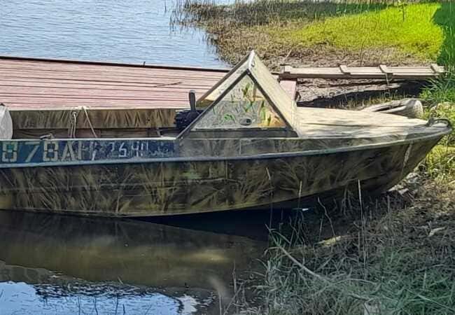 Лодка базы у берега